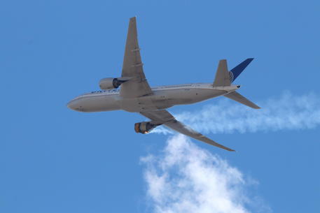 Il Boeing 777 di United Airlines con un motore in fiamme mentre vola sopra Denver, Colorado,