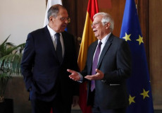 L'Alto rappresentante per la politica estera Ue Borrell (S) e il ministro degli Esteri russo Lavrov (D). Archivio.