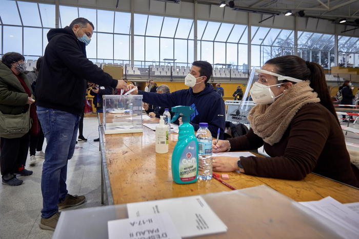 Durante le operazioni di voto in un seggio in Catalogna..