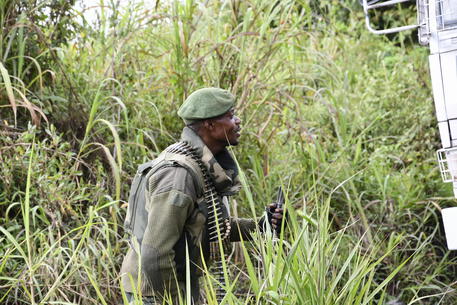 Un soldato delle Forze Armate del Congo ispeziona il luogo dove perse la vita l'ambascitaore italiano Luca Attanasio in Nyiragongo, Nord Kivu