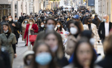 Persone con mascherina in una via del centro di Roma