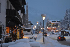 In una foto d'archivio, una via di Cortina d'Ampezzo durante una forte nevicata.
