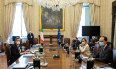 Il presidente del Consiglio incaricato Mario Draghi (S) incontra a Montecitorio la delegazione di Fratelli d'Italia guidata da Giorgia Meloni, Roma, 5 febbraio 2021.