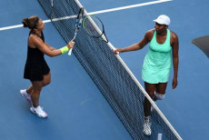 Sara Errani e Venus Williams si salutano a fine partita con il tocco di racchette.