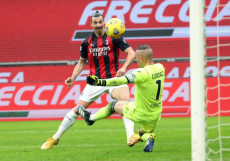 Zlatan Ibrahimovic mette a segno il primo gol della sua doppietta contro il Crotone.