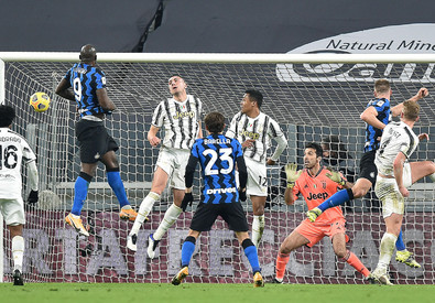Lukaku colpisce di petto il pallone che sfiora la porta di Buffon, in un affondo dell'Inter contro la Juve.