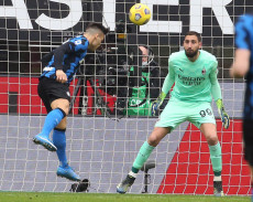 Lautaro Martinez insacca di testa la prima rete del 3-0 inflitto dall'Inter al Milan..