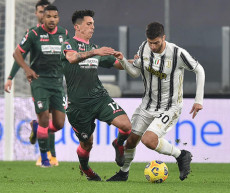 Rodrigo Bentancur della Juventus and Salvatore Molina del Crotone in un duello per il possesso del pallone.