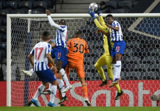 Szczesny prende un pallone in aria durante una carica deli giocatori Porto all'arco della Juve.