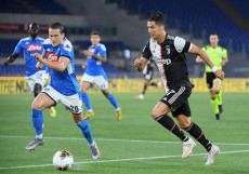 Cristiano Ronaldo affronta il difensore Piotr Zielinsky in una partita Juventus-Napoli.