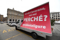 Un cartellone che accompagnava la protesta in Liguria di ristoratori, taxi e addetti allo sport..