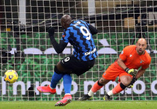 Romelu Lukaku mette a segno il rigore che porta in vantaggio l'Inter sulla Lazio.