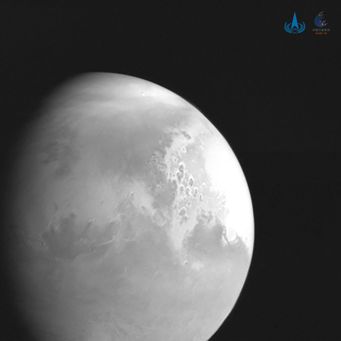 La prima foto di Marte scattata dalla sonda cinese.