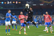 Il portiere del Granada Rui Silva prende il pallone davanti agli attaccanti del Napoli.
