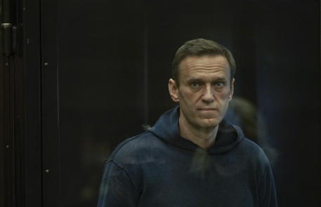 Alexei Navalny nella gabbia di vetro dentro l'aula del tribunale di Mosca.