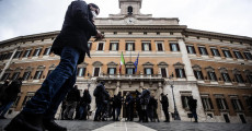 Giornalisti in Piazza Montecitorio in attesa del Presidente del Consiglio incaricato Mario Draghi..