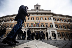 Giornalisti in Piazza Montecitorio in attesa del Presidente del Consiglio incaricato Mario Draghi..