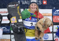 Michela Moioli esulta per l'argento conquistato nello snowboardcross femminile ai Mondiali di Idre Fjall.