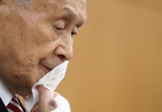 L'ex presidente del comitato delle Olimpiadi di Tokyo, l'83enne Yoshiro Mori., costretto a rinunciare dopo aver detto frasi sessiste.