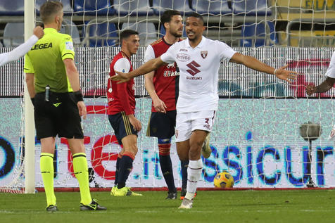 Gleison Bremer (D) esulta dopo il gol segnato al Cagliari.
