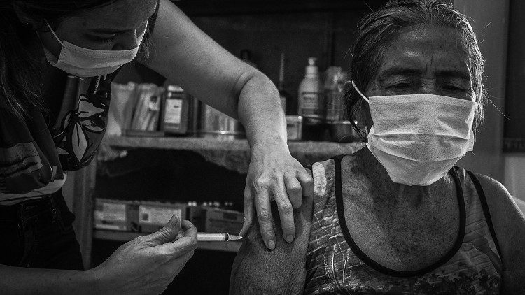Dottoressa inietta il vaccino ad un indigeno in Brasile