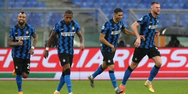 Giocatori dell'Inter entrano in campo.