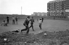 Pasolini in azione su un campetto di calcio alla periferia di Roma.