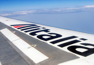 Ala di un aereo con il logo di Alitalia.