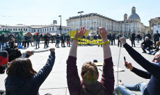 Ambulanti dei mercati torinesi si incatenano in segno di protesta contro la chiusura nella piazza del mercato di Porta Palazzo, Torino