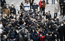 In una foto d'archivio, assembramento di giornalisti per ricevere le dichiarazioni dell'ex-premier Giuseppe Conte.
