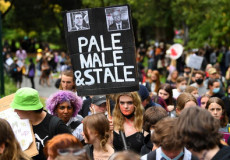 Manifestanti in maggior parte vestite di nero manifestano contro la violenza in Canberra.