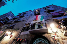 Balconi ai Quartieri Spagnoli a Napoli a maggio 2020