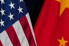 Le bandiere degli Stati Uniti e di Cina.