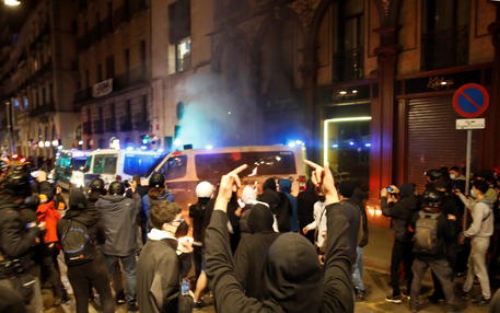 Manifestanti protestano davanti alla stazione di polizia nella Ramblas di Barcellona.