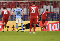 Lewandowski, segna su rigore il gol del 1-0 del Bayern contro la Lazio.