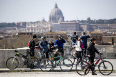 Gruppo di ciclisti sul Gianicolo a Roma durante il lockdown