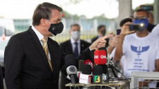 Il presidente brasiliano Jair Bolsonaro con mascherina in una conferenza stampa.