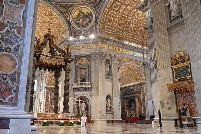 Papa Francesco dà la benedizione urbi et orbi dal sagrato della Basilica di San Pietro vuota per le restrizioni anti-covid