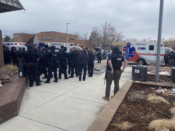 Agenti del dipartimento della Boulder Police sul luogo della sparatoria.