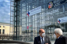 Un post tratto dal profilo Facebook di Nicola Zingaretti mostra il governatore del Lazio Nicola Zingaretti (S) accoglie il presidente della Repubblica Sergio Mattarella (D) per fargli visitare il centro vaccinale allestito alla Nuvola di Fuksas all'Eur a Roma, 6 marzo 2021.