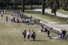Studenti a Villa Borghese (Roma) durante la pandemia.