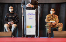 Il Commissario per l'Emergenza, Gen. Francesco Paolo Figliuolo e il Direttore della Protezione Civile, Fabrizio Curcio (durante la conferenza stampa nell'hub vaccini di Genova.