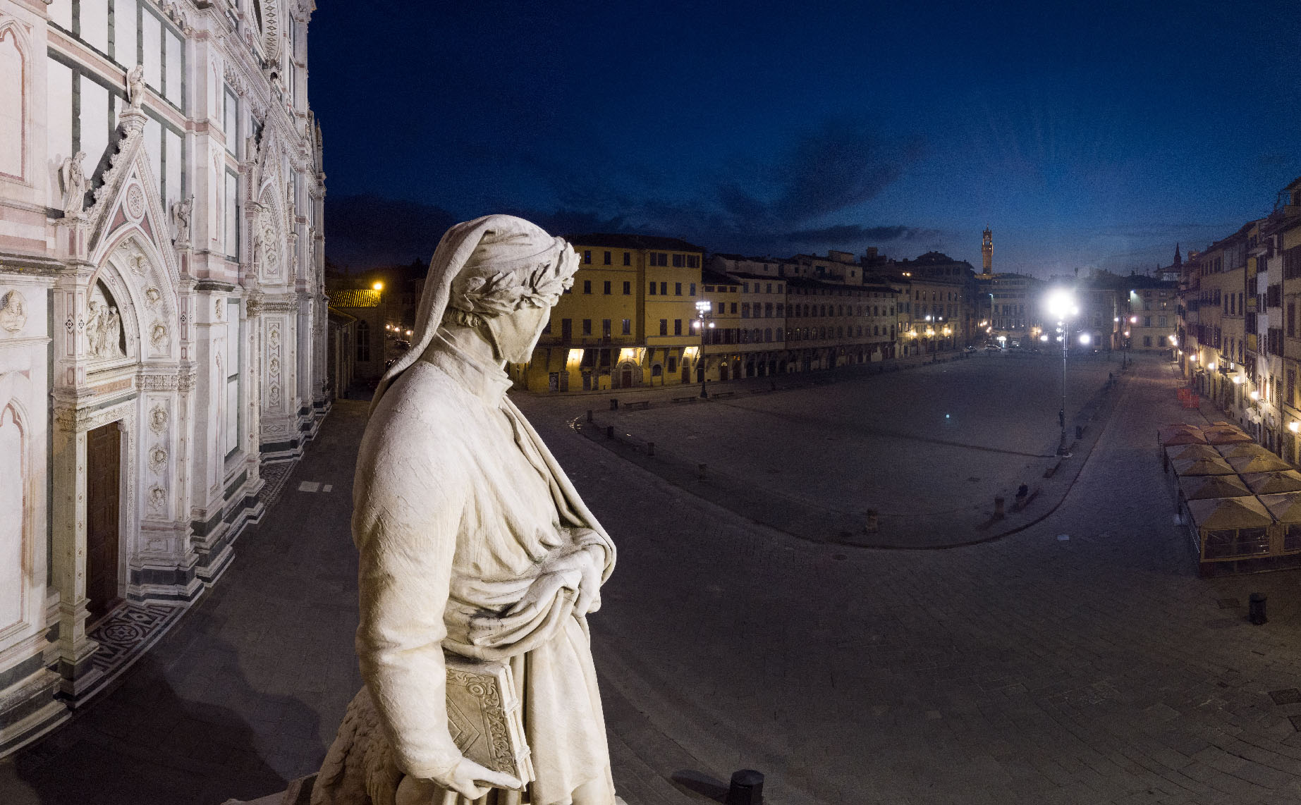 Firenze, piazza Santa Croce, statua di Dante.