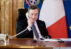 Il Presidente del Consiglio Mario Draghi al telefono nel suo studio a Palazzo Chigi