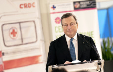 Il Presidente del Consiglio, Mario Draghi, in visita al centro vaccinale anti Covid, presso il parcheggio lunga sosta del "Leonardo da Vinci".