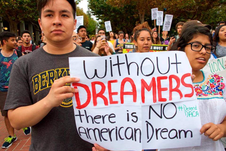 Miranti manifestano a favore di misure per i "dreamers" (sognatori" con un cartello con la scritta. "Senza sognatori non c'é il sogno americano"