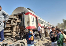 Passeggeri fuori mdal treno dopo l'incidente ferroviario in Egitto.
