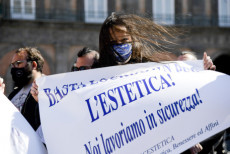 Estetisti e parrucchieri manifestano a Napoli contro le misure anti-virus.