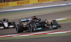 Lewis Hamilton sulla sua Mercedes-AMG Petronas in azione nel Grand Prix di Bahrain..
