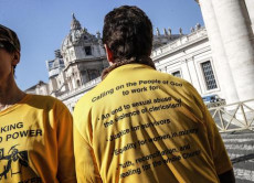 Manifestanti protestano contro gli abusi dei sacerdoti al Vaticano. ANSA/ GIUSEPPE LAMI